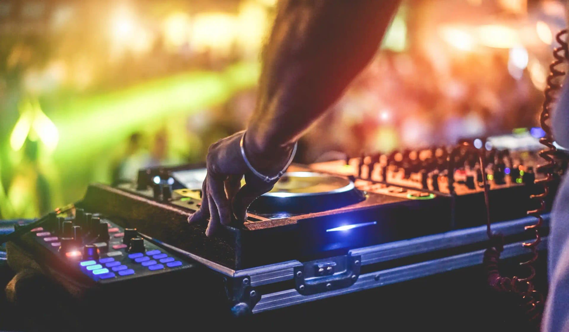 Der Soundtrack zu Ihrer Liebesgeschichte: DJ-Salzburgs Hochzeitsservice in Salzburg