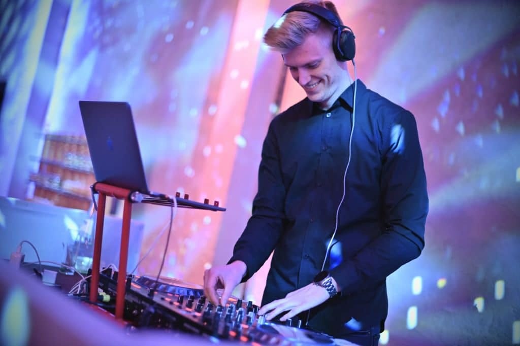 Spinning Smiles: Erinnerungen eines Hochzeits-DJs