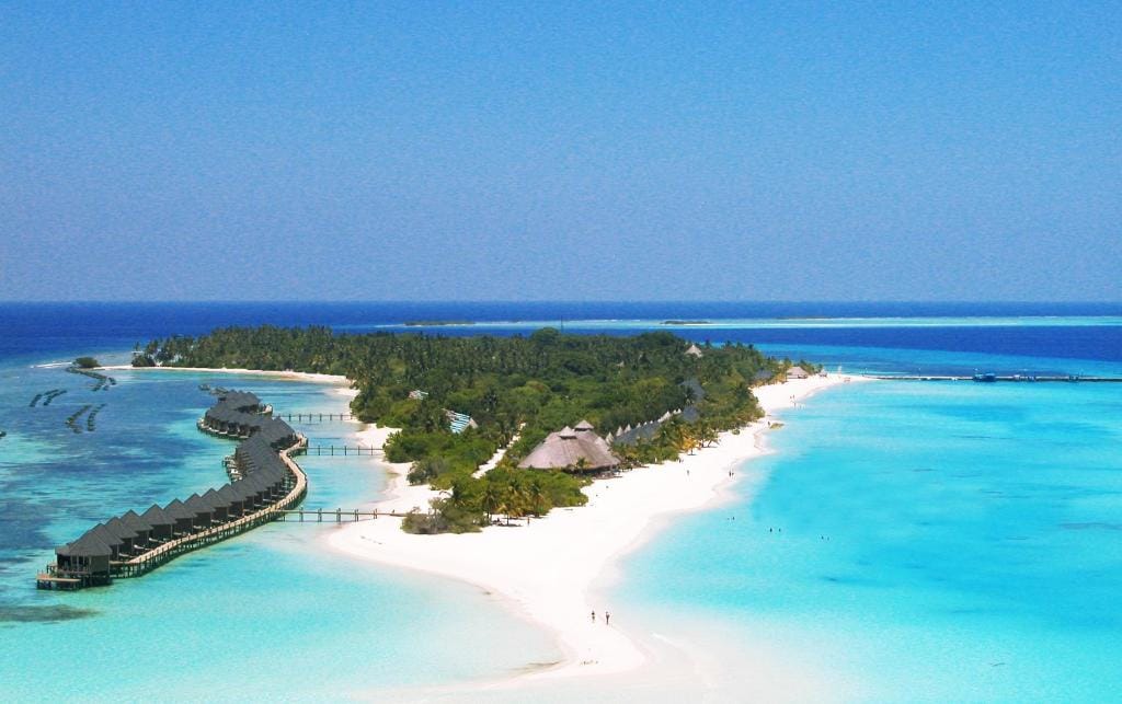 Traumhafte Strandbungalows auf den Malediven: Planen Sie Ihre Reise mit holidayxxl