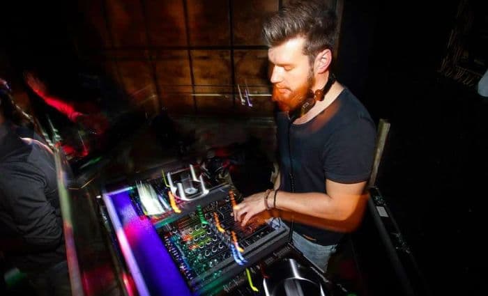 Harmonisiertes Glück: Die Reise des Hochzeits-DJs
