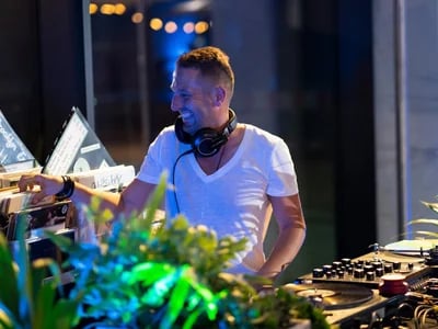 Harmonisiertes Glück: Die Reise des Hochzeits-DJs