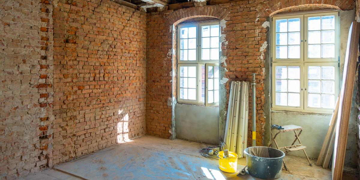 Altbau sanieren leicht gemacht: Wie Sie mit Stretchdecken und modernen Renovierungstechniken alte Gebäude aufpeppen