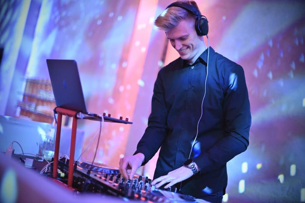 Spinning Smiles: Erinnerungen eines Hochzeits-DJs