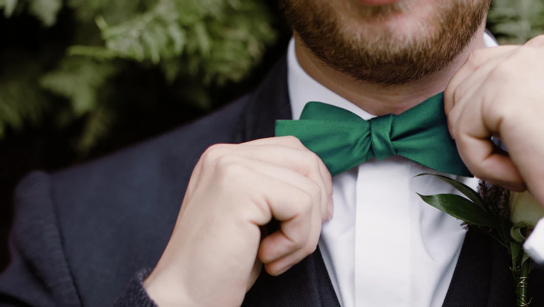Die Vielseitigkeit der Grüne Fliegen: Dein Stil für Hochzeiten, Galas und Mehr