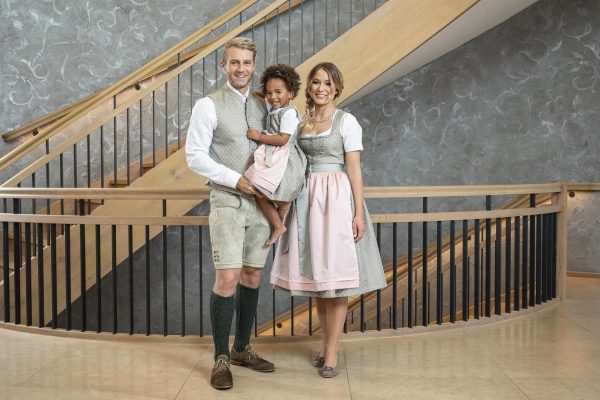 Trachtenmode Damen: Zeitlose Eleganz trifft auf traditionelle Handwerkskunst
